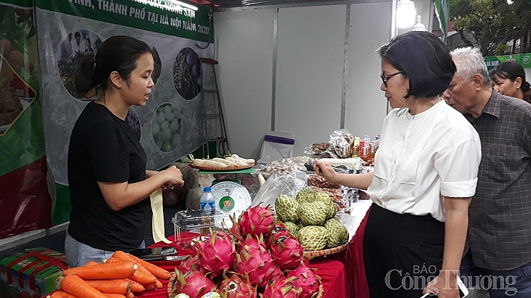 3643-nguoi-tieu-dung-tham-quan-mua-hang