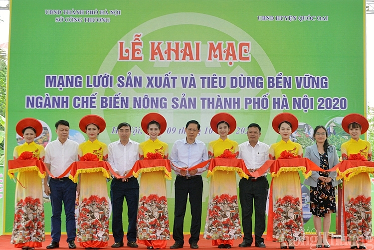 Các đại biểu cắt băng khai mạc 4023-cat-bang-khai-mac-chuong-trinh-ket-noi