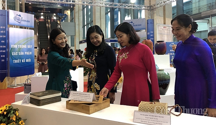 Các đại biểu tham quan gian hàng 3905-dai-bieu-tham-quan-gian-hang