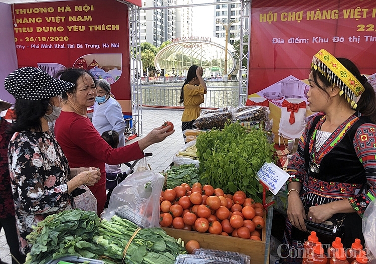 5635-nguoi-tieu-dung-tham-quan-mua-hang-tai-hoi-cho-hang-viet-nam-duoc-nguoi-tieu-dung-yeu-thich