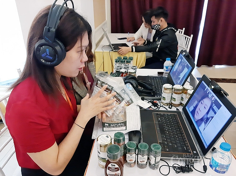 Kết nối tiêu thụ sản phẩm Việt vào chuỗi bán lẻ hiện đại của Tập đoàn Central Retail tại Việt Nam và Thái Lan cho các doanh nghiệp Việt Nam dưới hình thức online 4556-ket-noi-online-giua-nha-san-xuat-va-nha-nhap-khau