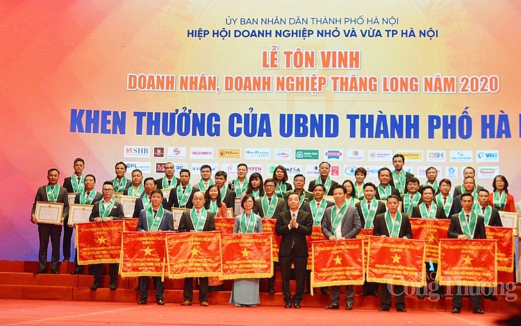 Chủ tịch UBND TP Chu Ngọc Anh trao tặng Cờ thi đua và Bằng khen của UBND TP cho các tập thể, cá nhân 3915-vinh-danh