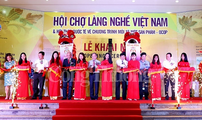 Hội chợ Làng nghề 2018: Phát triển sản phẩm chủ lực của các làng nghề Việt Nam hoi cho lang nghe 2018 phat trien san pham chu luc cua cac lang nghe viet nam