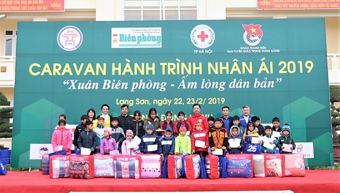 caravan hanh trinh nhan ai 2019 tiep them dong luc cho nhan dan va can bo chien si o khu vuc bien gioi