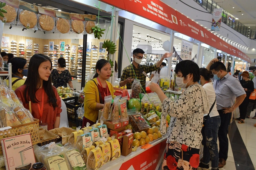 1526-ngyyi-tieu-dung-tham-quan-gian-hang