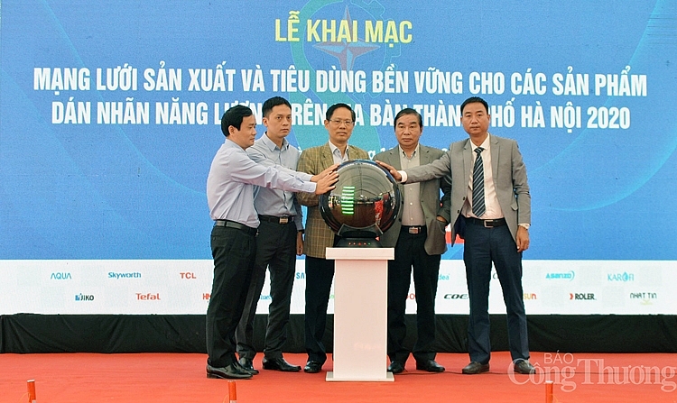 Đại diện Bộ Công Thương, Sở Công Thương Hà Nội và các doanh nghiệp khai mạc sự kiện Kết nối mạng lưới sản xuất tiêu dùng bền vững cho các sản phẩm dán nhãn năng lượng trên địa bàn thành phố Hà Nội năm 2020. 0054-ket-noi-mang-luoi-san-xuat-tieu-dung-ben-vung-cho-san-oham-dan-nhan-nang-luong