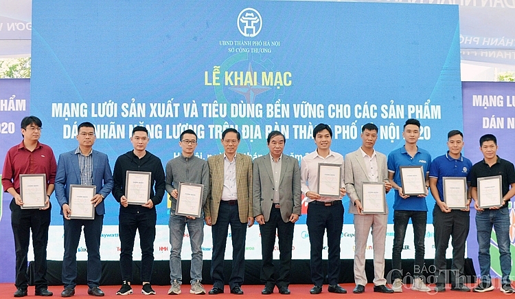Trao giấy chứng nhận cho các doanh nghiệp tham gia Kết nối mạng lưới sản xuất và tiêu dùng bền vững 0058-trao-giay-chung-nhan-cho-cac-doanh-nghiep-tham-gia-ket-noi