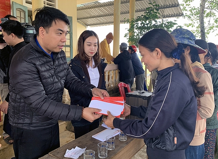 Hiệp hội Doanh nghiệp nhỏ và vừa TP Hà Nội: Chung tay ủng hộ đồng bào miền Trung 5713-4