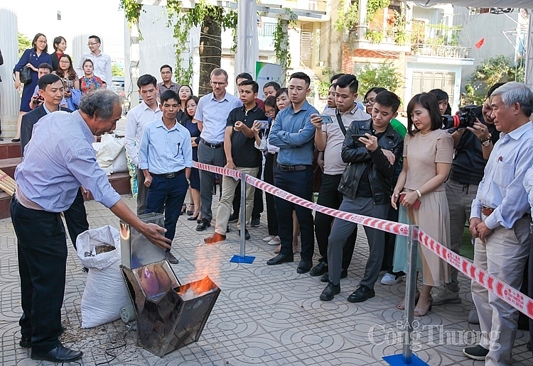 Trung tâm Nghiên cứu, Tư vấn Sáng tạo và Phát triển Bền vững trình diễn mô hình lò đốt ứng dụng công nghệ VCBG và trao đổi việc áp dụng công nghệ trong sản xuất nông sản tại Thái Nguyên 0608-trinh-dien-mo-hinh