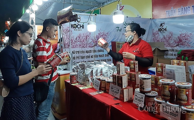 gian hàng tỏi đen Kochi liên tục khách vào xem và mua hàng 2406-toi-den-kochi