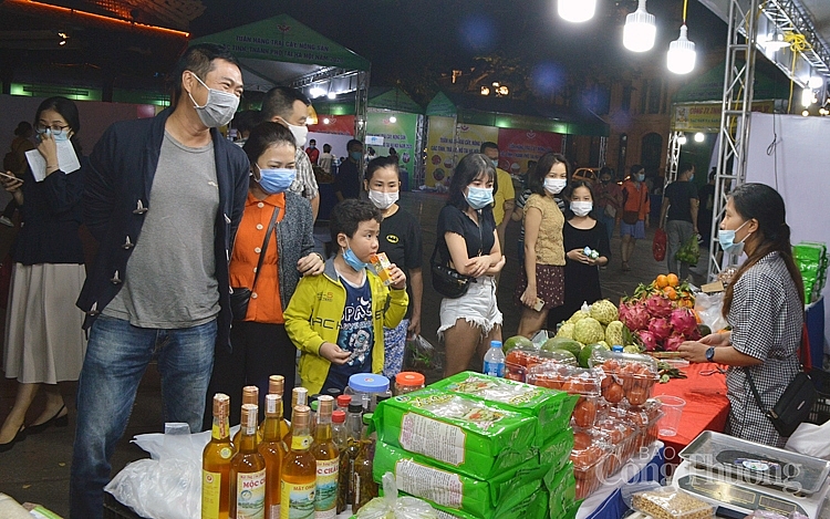 Đông đảo người tiêu dùng Thủ đô tham qua và mua sản phẩm tại Tuần hàng 2426-ngyyi-tieu-dung-thy-yo-yyn-tham-quan-mua-hang