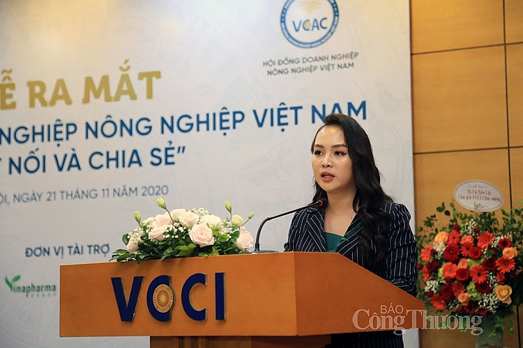 Bà Nguyễn Thị Diễm Hằng Phó chủ tịch Hội đồng (Phó Tổng giám đốc Vinapharma Group) phát biểu tại Lễ ra mắt 4626-nguyen-thi-diem-hang