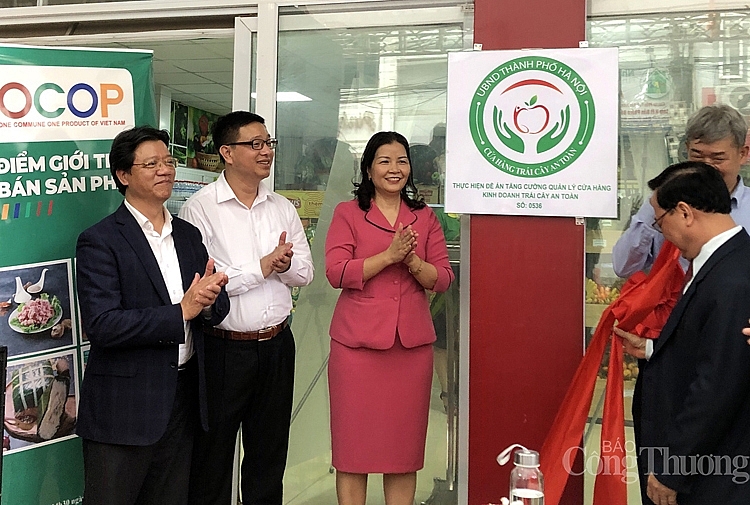 gắn biển nhận diện các cửa hàng kinh doanh trái cây an toàn trên địa bàn huyện Thanh Trì. 4220-trai-cay-an-toan