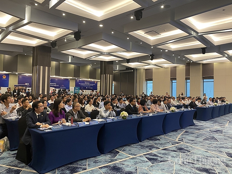 Hội nghị thu hút gần 60 tỉnh, TP với hơn 400 doanh nghiệp sản xuất và hơn 100 đơn vị phân phối tham dự. 5019-toan-canh-hoi-thao