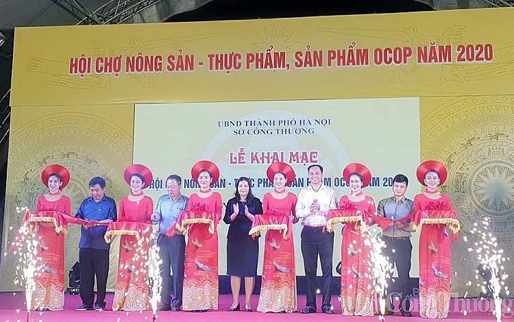 Hà Nội: Khai mạc Hội chợ nông sản, thực phẩm, sản phẩm OCOP 4254-khai-mac-hoi-cho-ocop-pho-di-bo-trinh-cong-son