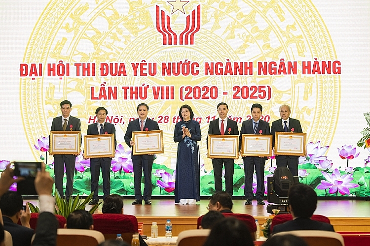 Phó Chủ tịch nước Đặng Thị Ngọc Thịnh trao Huân chương Lao động hạng Nhì, Huân chương Lao động hạng Ba cho một số cá nhân ngành Ngân hàng có thành tích xuất sắc từ năm 2015-2019. 0058-gau-8987