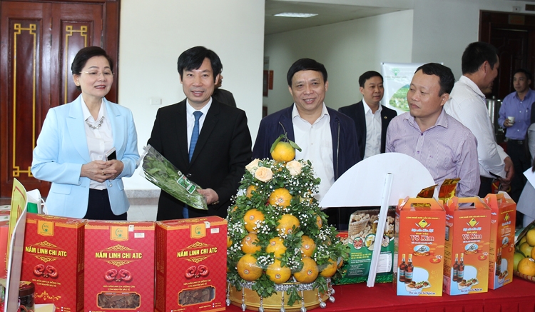 Phó Chủ tịch T.Ư Hội NDVN Nguyễn Xuân Định, Phó Chủ tịch T.Ư Hội LHPN Việt Nam Trần Thị Hương thăm các gian hàng giới thiệu nông sản an toàn của hội viên nông dân, phụ nữ.  5426-ynh-3