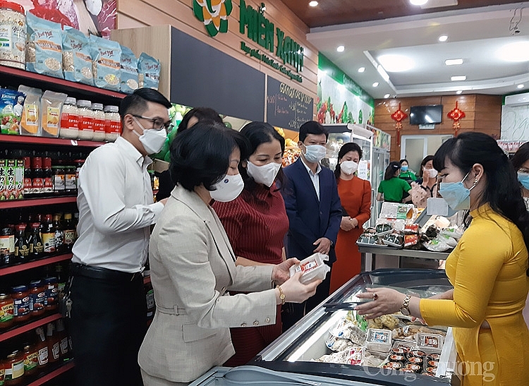 Các đại biểu thăm quan Điểm giới thiệu và bán sản phẩm OCOP trên địa bàn quận Đống Đa Các đại biểu thăm quan Điểm giới thiệu và bán sản phẩm OCOP trên địa bàn quận Đống Đa