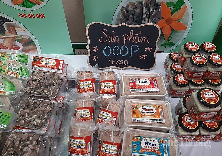 Các sản phẩm OCOP được bày bán có gắn tem truy suất nguồn gốc Các sản phẩm OCOP được bày bán có gắn tem truy suất nguồn gốc
