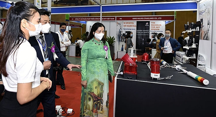 Các đại biểu tham quan gian hàng tại Entech Hanoi 2021