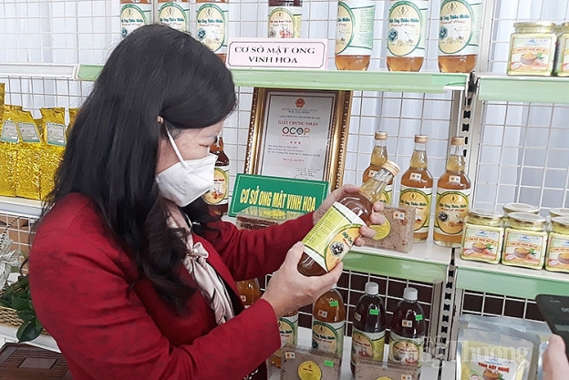 Người tiêu dùng lựa chọn lựa chọn sản phẩm mật ong đạt chất lượng 3 sao tại Điểm giới thiệu và bán sản phẩm OCOP (huyện Ba Vì, Hà Nội)
