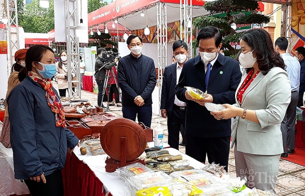 Chương trình Tuần hàng Việt được tổ chức tại Nhà văn hóa Trung tâm huyện Ba Vì với quy mô hơn 100 gian hàng của các doanh nghiệp, cơ sở sản xuất kinh doanh hàng Việt