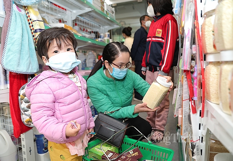 Người tiêu dùng mua hàng tại siêu thị Nutri Mart+ Người tiêu dùng mua hàng tại siêu thị Nutri Mart+