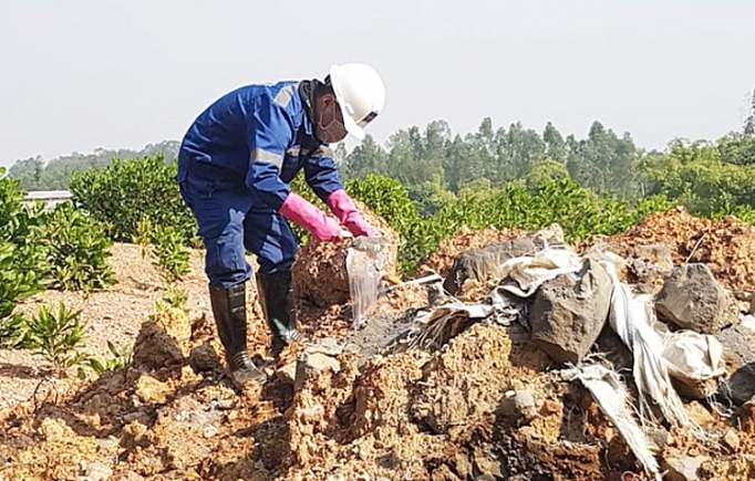 Khẩn trương kiểm tra xác minh việc chôn lấp chất thải nguy hại tại Sóc Sơn chu tich ubnd ha noi yeu cau khan truong kiem tra xac minh viec chon lap chat thai nguy hai tai huyen soc son