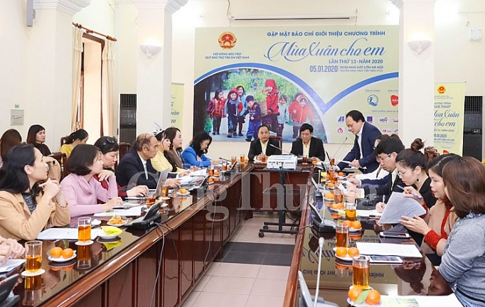 mua xuan cho em mang nhung mon qua am ap toi tre em co hoan canh kho khan