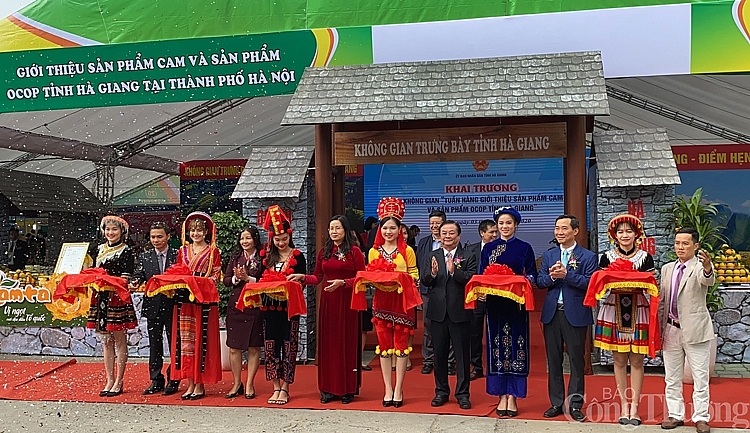 lễ khai trương không gian “Tuần hàng giới thiệu sản phẩm cam và sản phẩm OCOP tỉnh Hà Giang” được diễn ra trong khuôn khổ Hội chợ 5857-gioi-thieu-cam-nong-san-ha-giang