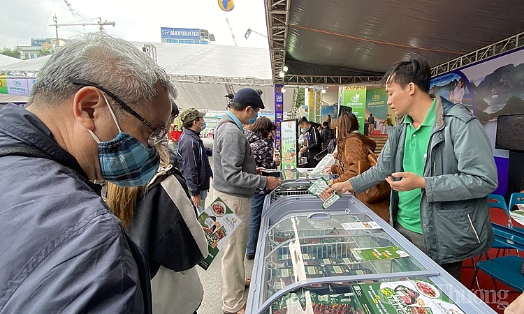 Người tiêu dùng tham quan và mua sản phẩm 0056-nguoi-tieu-dung-tham-quan-mua-hang-1