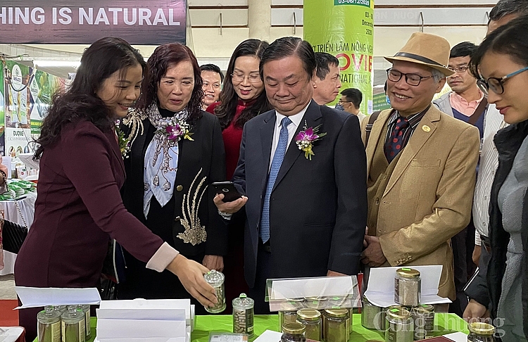 Lãnh đạo Bộ, ngành, địa phương tham quan gian hàng 0109-tham-quan-gian-hang-agroviet