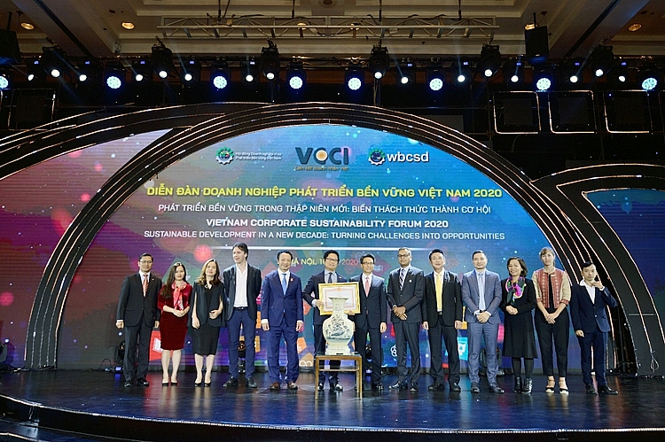 Đại diện Unilever (thứ tư từ phải sang) - Ông Đỗ Thái Vương - đồng thời là Phó Chủ tịch Ban thường trực Hội đồng Doanh nghiệp vì sự Phát triển bền vững Việt Nam (VBCSD) cùng các đơn vị đón nhận Bằng khen của Thủ tướng cho VBCSD 5218-image001