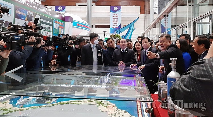 0532-tham-quan-gian-hang3