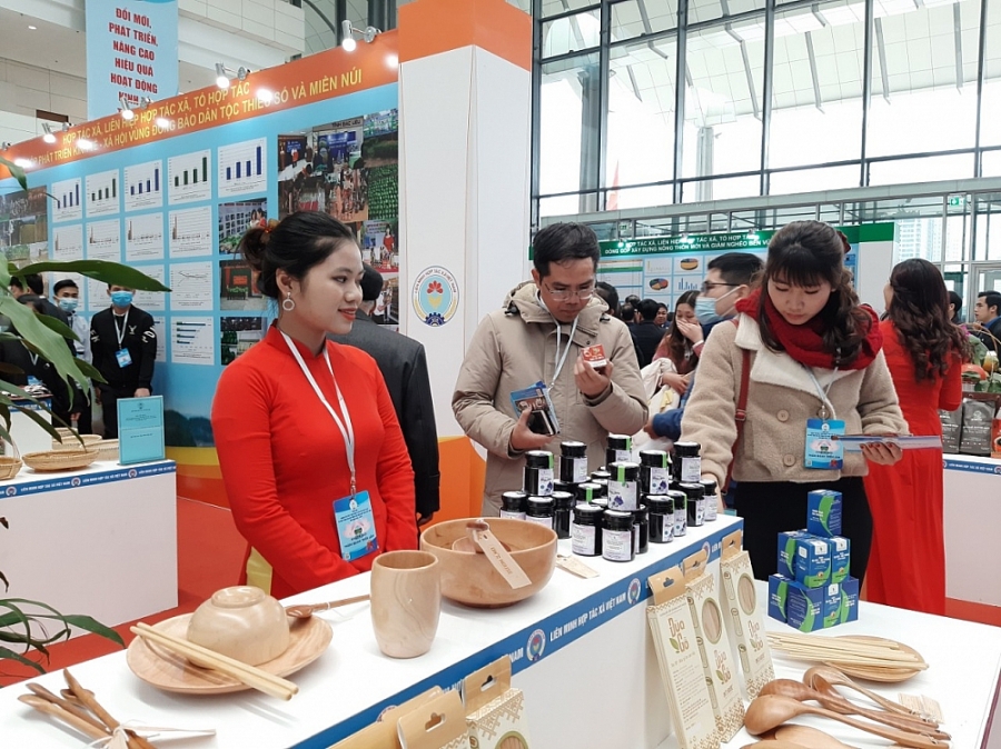 0650-tham-quan-gian-hang