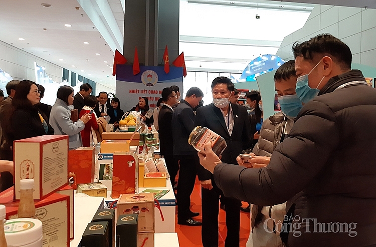 0829-tham-quan-gian-hang