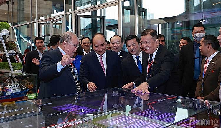 5942-thu-tuong-chinh-phu-nguyen-xuan-phuc-va-lanh-dao-dang-nha-nuoc-tham-quan-gian-hang