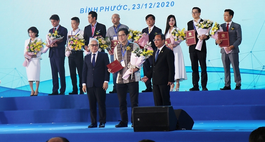 Ông Arif Widjaja – Tổng Giám đốc công ty TNHH Japfa Comfeed Việt Nam (giữa) nhận giấy phép đầu tư từ Bí thư Tỉnh ủy Bình Phước Nguyễn Văn Lợi (trái) 1741-ynh-trao