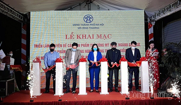 Các đại biểu cắt băng khai mạc Triển lãm Các đại biểu cắt băng khai mạc Triển lãm