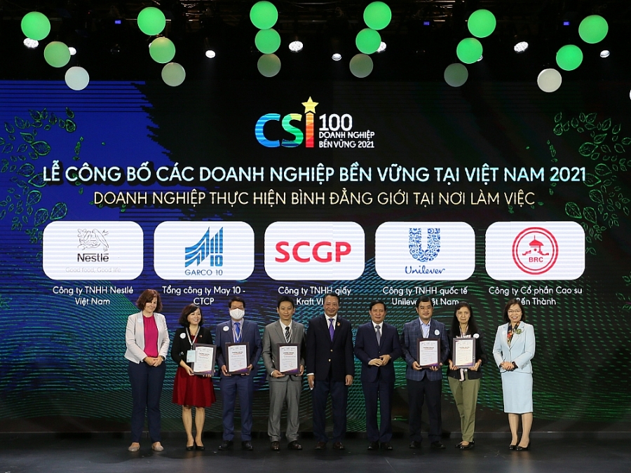 Top 5 Doanh nghiệp tiêu biểu cam kết bình đẳng giới tại nơi làm việc (đại diện Unilever thứ 2 từ trái sang)