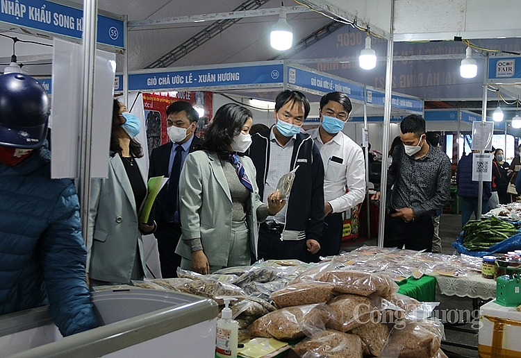 Các đại biểu đi thăm quan gian hàng Các đại biểu đi thăm quan gian hàng