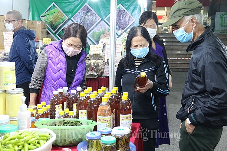 Người tiêu dùng tham quan và mua sắm tại Tuần hàng Người tiêu dùng tham quan và mua sắm tại Tuần hàng