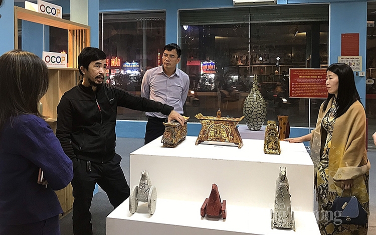 Khách hàng tham quan Triển lãm chuyên đề các sản phẩm thủ công mỹ nghệ ngành sơn mài - khảm trai và các sản phẩm OCOP, công nghiệp nông thôn tiêu biểu năm 2021 Khách hàng tham quan Triển lãm chuyên đề các sản phẩm thủ công mỹ nghệ ngành sơn mài - khảm trai và các sản phẩm OCOP, công nghiệp nông thôn tiêu biểu năm 2021