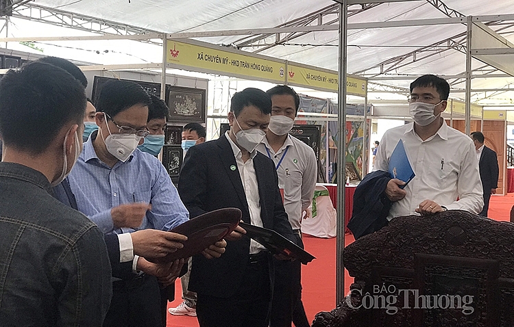 Các đại biểu tham quan triển lãm Các đại biểu tham quan triển lãm