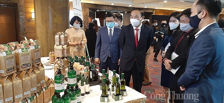 Các đại biểu đi thăm quan gian hàng bên lề Hội nghị Các đại biểu đi thăm quan gian hàng bên lề Hội nghị