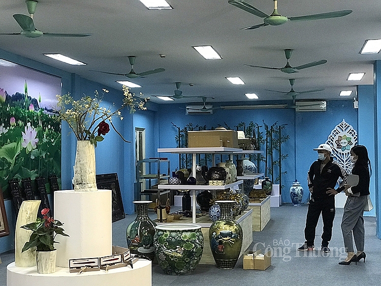 khách hàng tham quan triển lãm khách hàng tham quan triển lãm