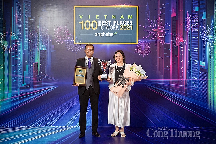 Ông Binu Jacob, Tổng giám đốc và bà Trương Bích Đào, Giám đốc Nhân sự Công ty Nestlé Việt Nam nhận bằng khen và cúp. Ông Binu Jacob, Tổng giám đốc và bà Trương Bích Đào, Giám đốc Nhân sự Công ty Nestlé Việt Nam nhận bằng khen và cúp.