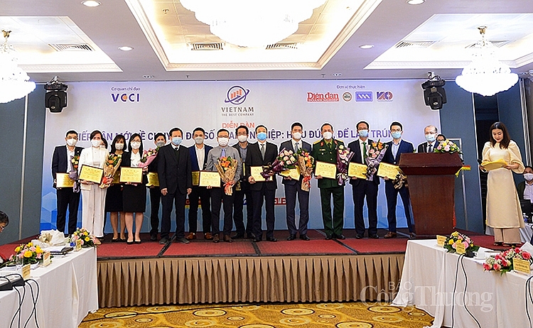 Ông Phạm Ngọc Tuấn - Tổng biên tập Tạp chí Diễn đàn Doanh nghiệp và ông Nguyễn Trọng Hiệu - Nguyên Phó Cục trưởng Cục Phát triển Doanh nghiệp - Phó Viện trưởng Viện Nghiên cứu và Phát triển doanh nghiệp trao chứng nhận và hoa cho top doanh nghiệp có năng lực cạnh tranh tốt nhất năm 2021.