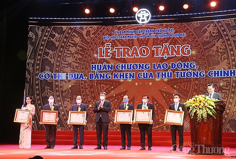 Ông Nguyễn Mạnh Quyền- Phó chủ tịch UBND TP Hà Nội trao tặng huân chương lao động, cờ thi đua, bằng khen của Thủ tướng cho 6 đơn vị Ông Nguyễn Mạnh Quyền- Phó chủ tịch UBND TP Hà Nội trao tặng huân chương lao động, cờ thi đua, bằng khen của Thủ tướng cho 6 đơn vị