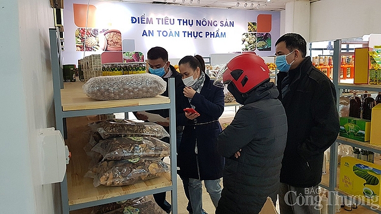 Người tiêu dùng mua sắm sản phẩm tại Điểm tiêu thụ nông sản an toàn thực phẩm tại Người tiêu dùng mua sắm sản phẩm tại Điểm tiêu thụ nông sản an toàn thực phẩm tại